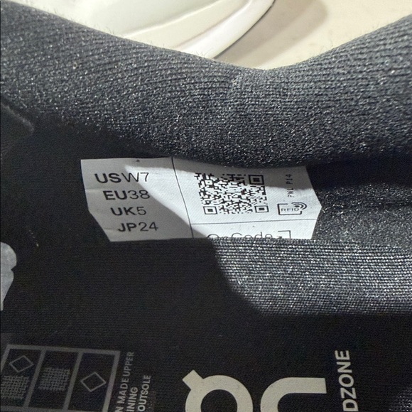 On Running Women’s Size 7 Black and White Sneakers - Picture 2 of 5